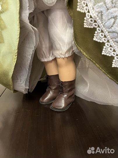 Коллекционная фарфоровая кукла