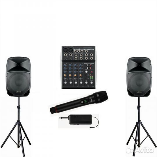 Диджей с звуковым оборудованием