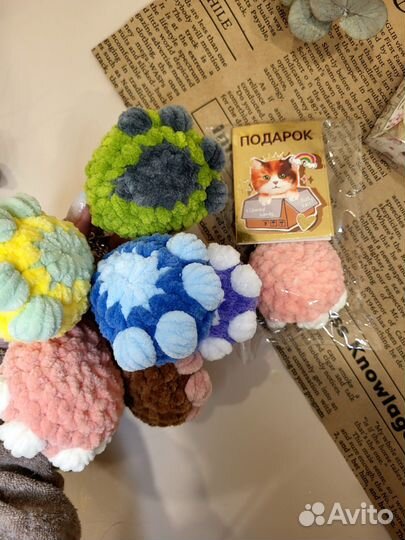Вязаные игрушки ручной работы (брелок лапка)
