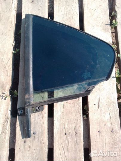 Форточка левой двери Volkswagen Jetta