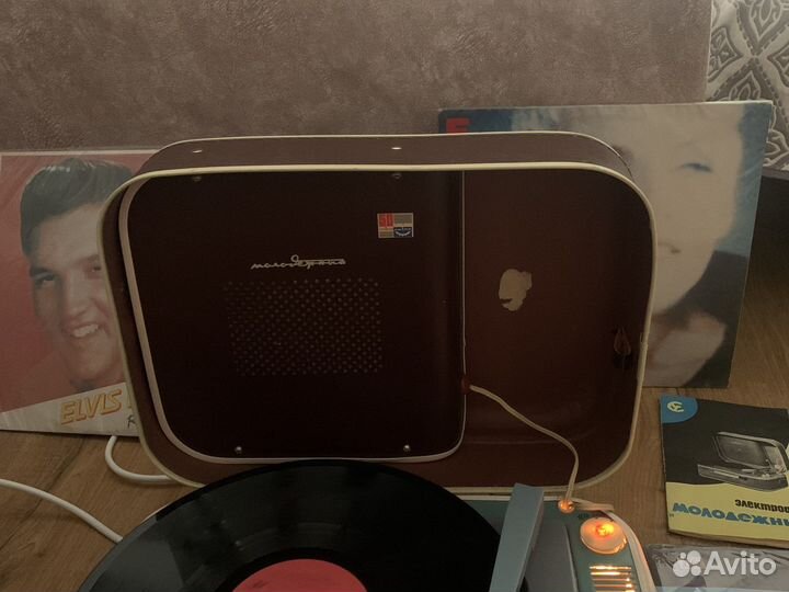 Проигрыватель винила молодежный