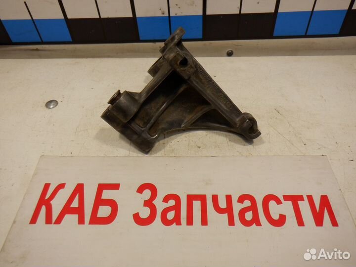 Кронштейн насоса гур VW Golf Passat 2.0i 8V 2E