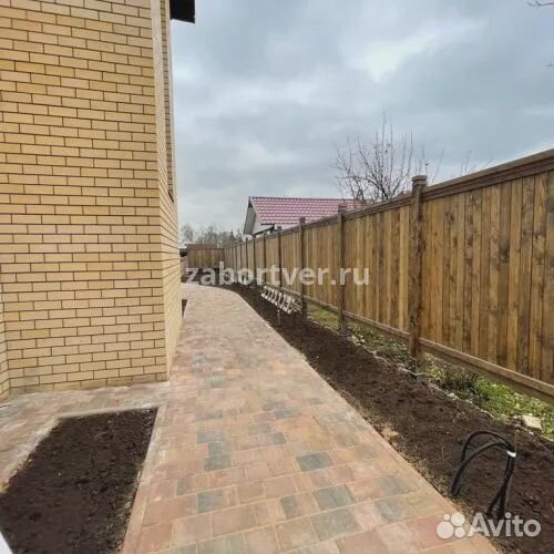 Забор из дерева с кирпичными столбами