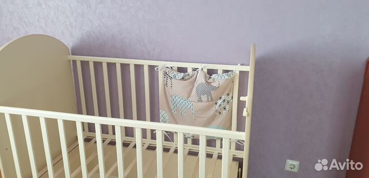 Детская кроватка с маятником