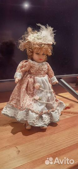 Кукла фарфоровая