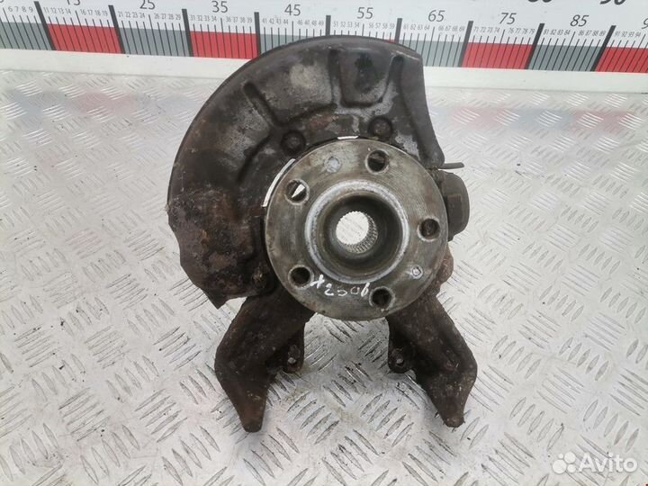 Ступица передняя правая Volkswagen Golf 3 1999