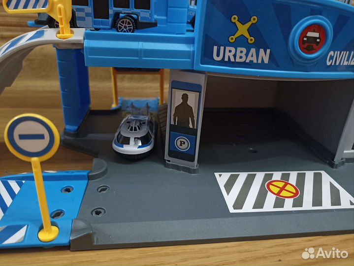 Полицейский участок с машинами