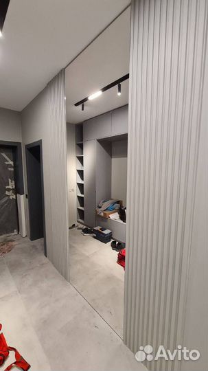 Большое зеркало от пола до потолка с подсветкой