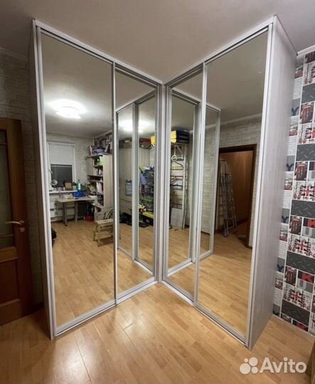 Угловой шкаф купе с зеркалом