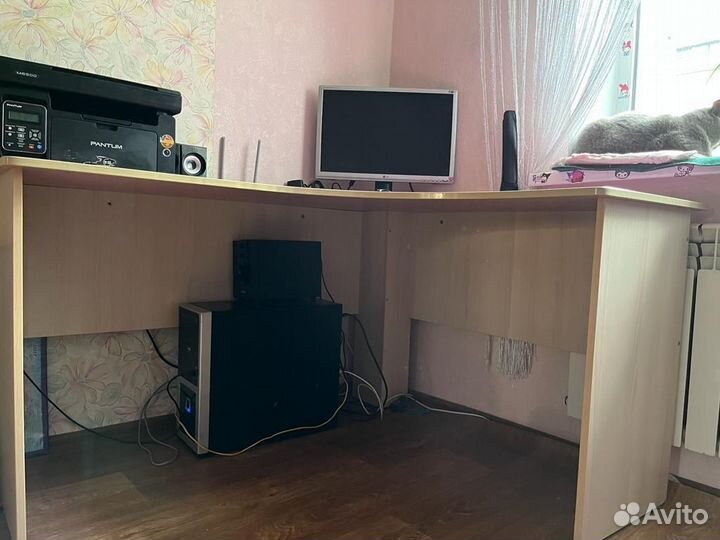 Компьютерный стол шкафы и кровать для девочки