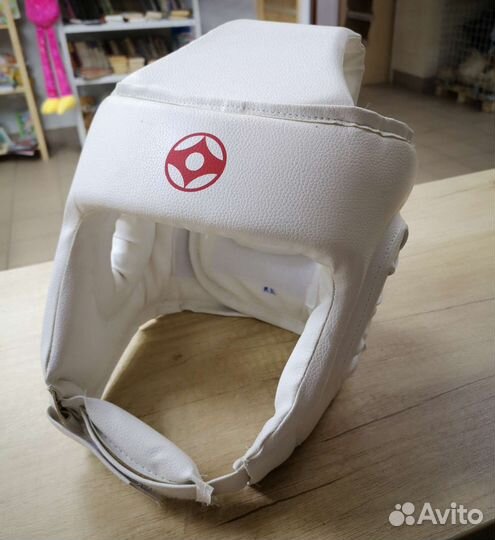 Боксерский шлем и перчатки