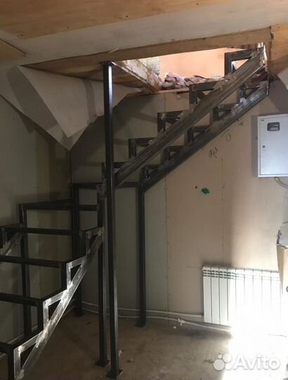 Каркас из метала Лестницы на Ломанном Косоуре в До