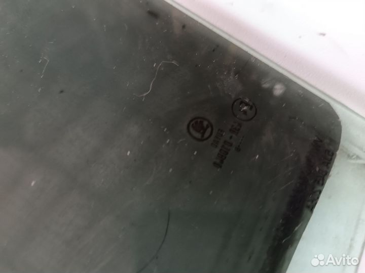 Стекло задней левой двери Skoda Rapid