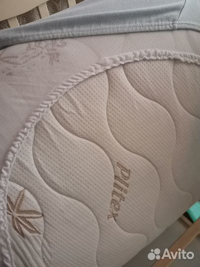 Детская кроватка с маятником и ящиком