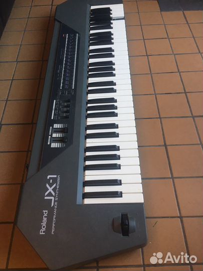 Стнтезатор винтажный Roland JX-1