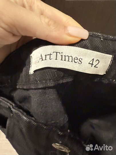 Джинсы прямые с разрезами женские