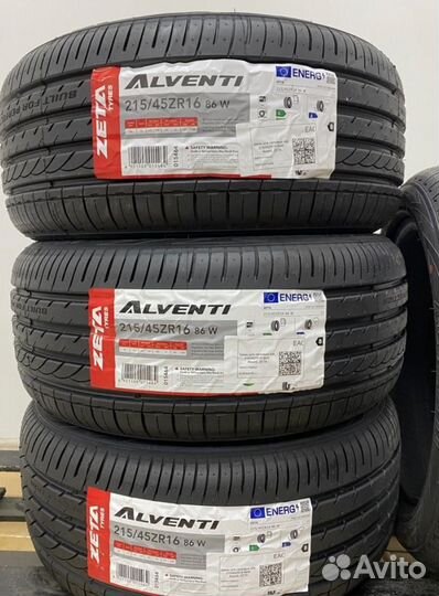 Sonix Prime UHP 08 215/45 R16 90V