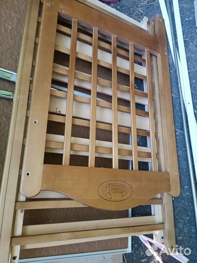 Детская кроватка с маятником и ящиком