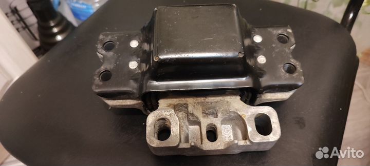 Опора кпп левая Volkswagen Jetta (A6) 1ко199555ас