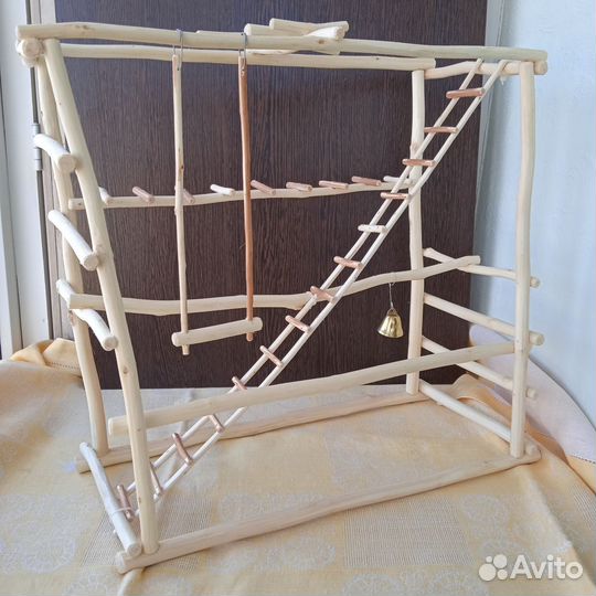 Деревянная игровая площадка для попугая