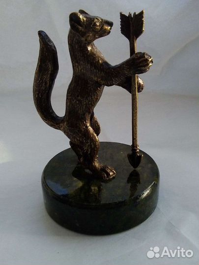 Бронзовая статуэтка, подставка из змеевика Соболь