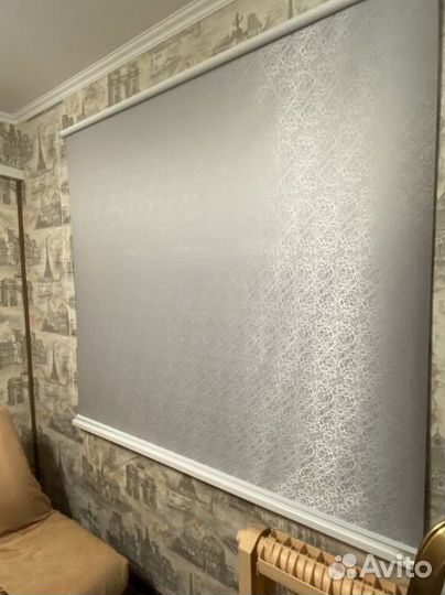 Рулонные шторы в коричневом коробе U2830