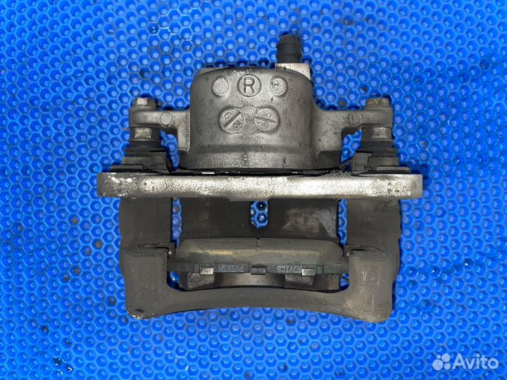 Суппорт передний правый Toyota Prius 30