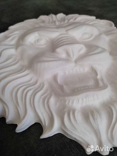 Большой барельеф из гипса лев