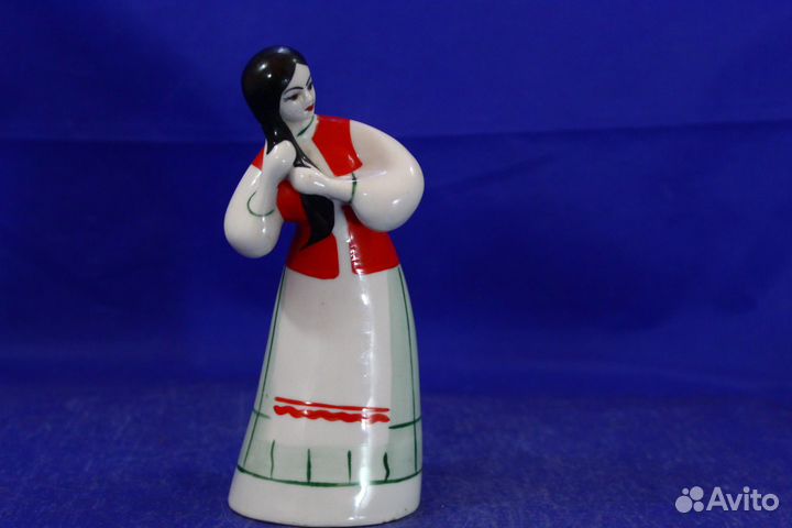 Статуэтка фарфоровая Девушка с гребешком расчесыва