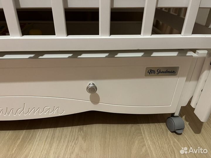 Детская кроватка с маятником