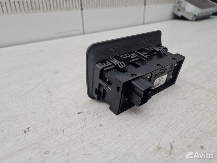 Кнопка открывания багажника Land Rover Evoque L538
