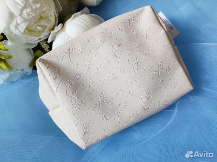 Новая фактурная косметичка Sinsay бежевая