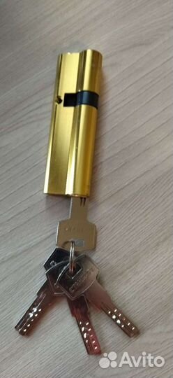 Личинки и ручка для дверей