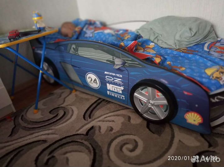 Детская кровать машина