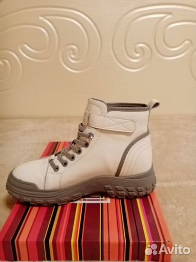 Продам женские ботинки