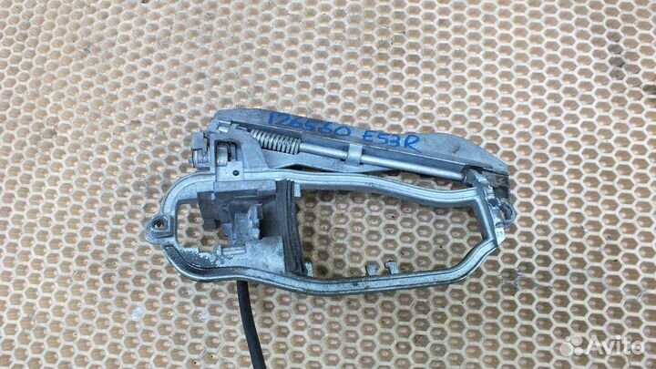 Кронштейн ручки двери правой е53