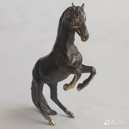 Большой бронзовый конь. Бронзовая статуэтка коня