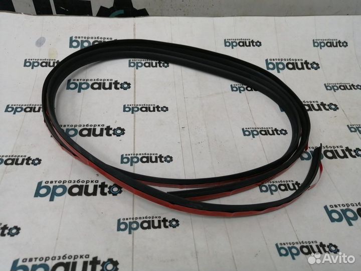 Уплотнитель стекла крышки багажника нижний