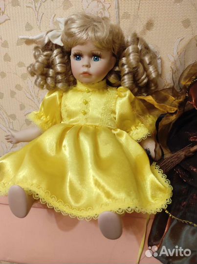 Кукла фарфоровая