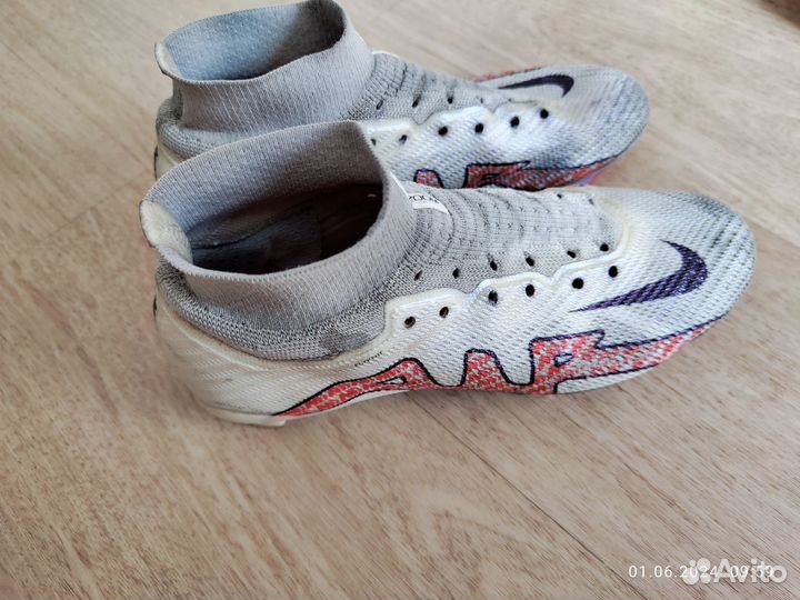 Детские футбольные бутсы