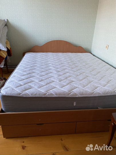 Кровать с матрасом