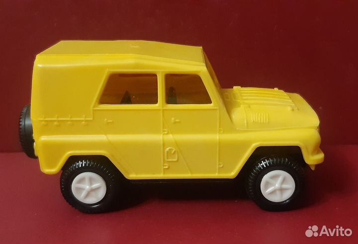 Модель УАЗ 469 1:43 пластмассовый с вкладышем
