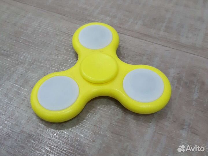 Спиннер с тремя цветами