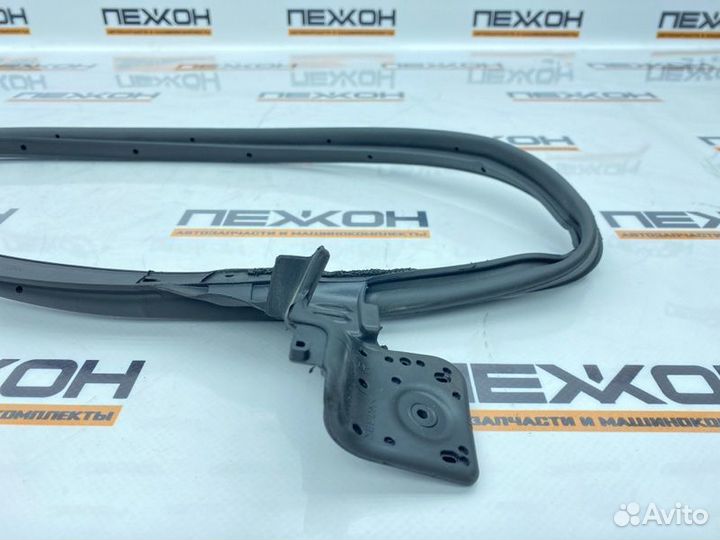 Уплотнитель стекла двери задний правый Lexus