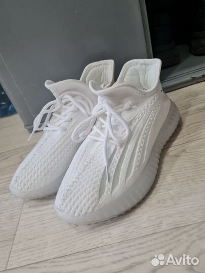 Кроссовки женские