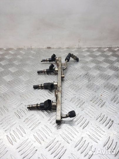 Топливная рампа Opel Astra 1.6 A16XER 2009