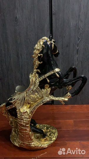 Скульптура коня из фарфора