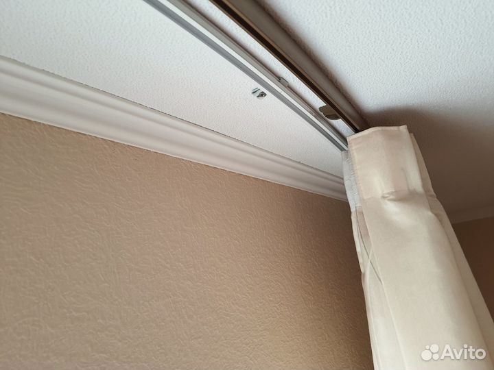 Карниз потолочный с небольшим радиусом со шторами