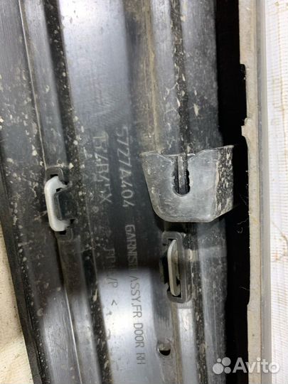 Молдинг передней правой двери Mitsubishi Outlander