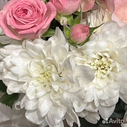 Воздушное облако из роз и хризантемы букет